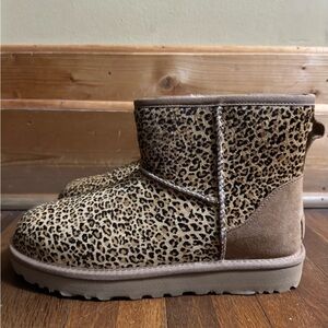 Women’s Ugg rare cheetah slippers brand new size 8